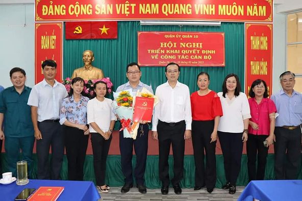 Image: Trao quyết định công tác cán bộ    